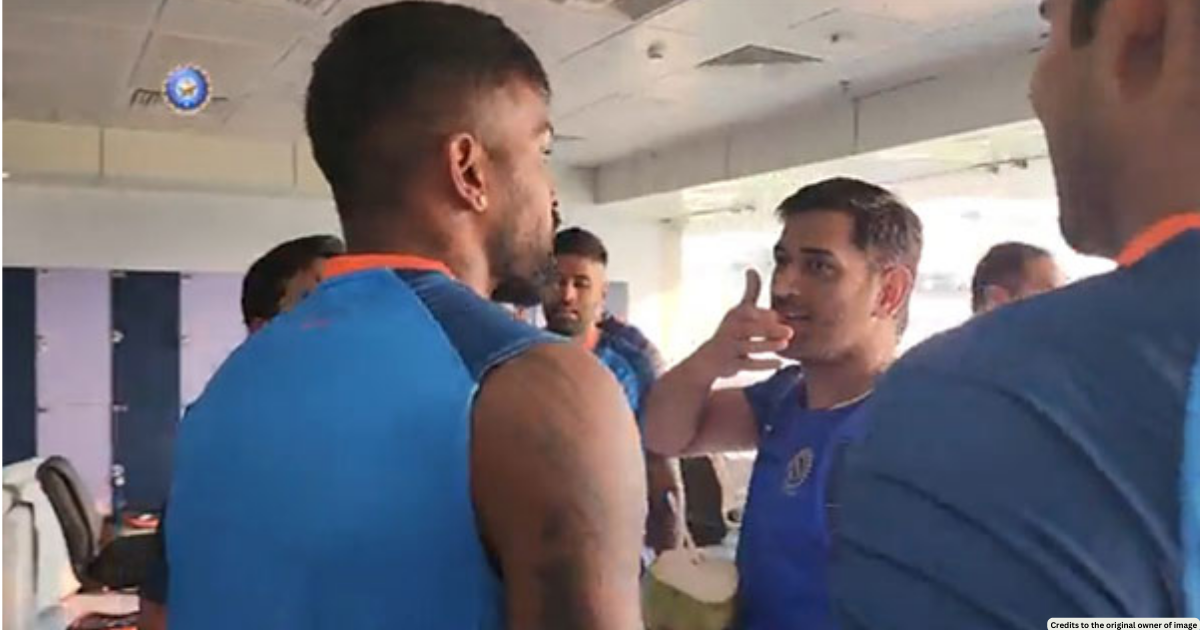 MS Dhoni interacts with Indian team ahead of first T20I against NZ at Ranchi